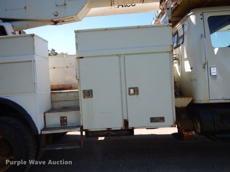 image for item JQ9249 2001 International 4800  bucket truck