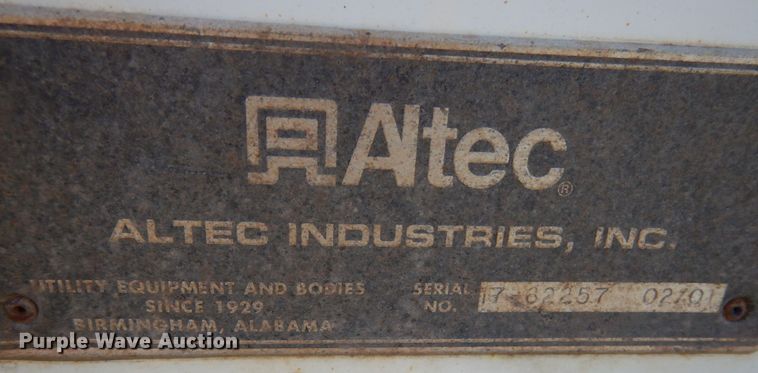 image for item JQ9249 2001 International 4800  bucket truck