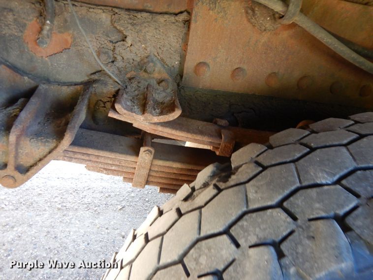 image for item JQ9249 2001 International 4800  bucket truck