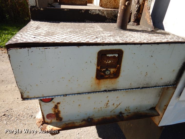 image for item JQ9249 2001 International 4800  bucket truck