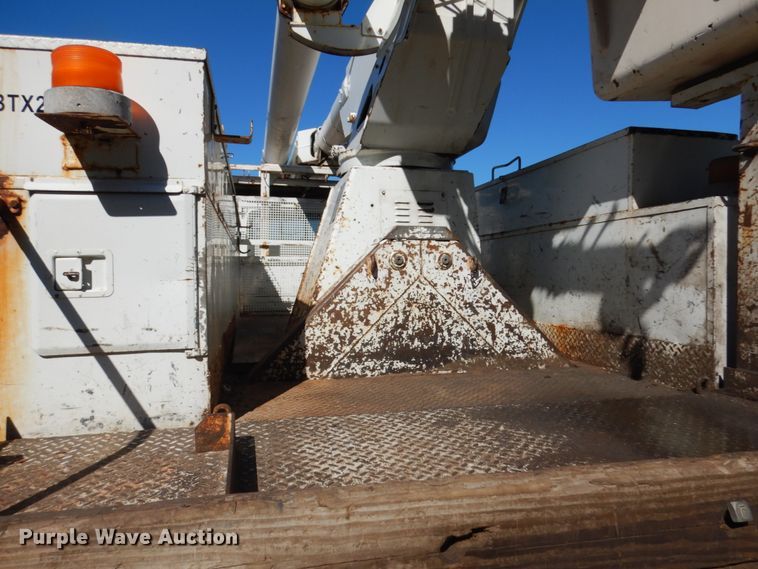 image for item JQ9249 2001 International 4800  bucket truck