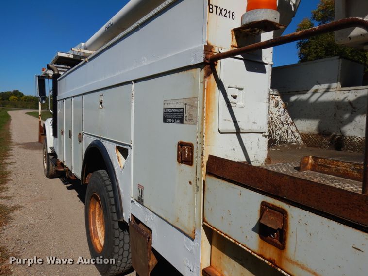 image for item JQ9249 2001 International 4800  bucket truck