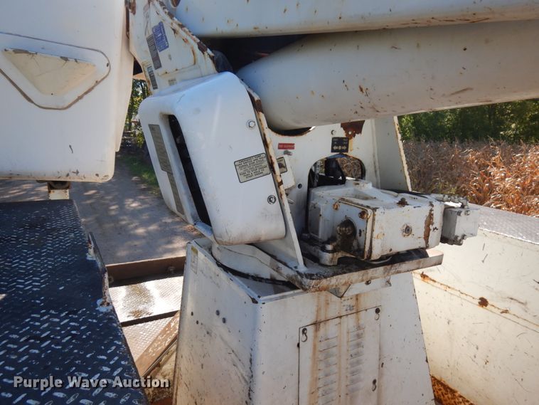 image for item JQ9249 2001 International 4800  bucket truck