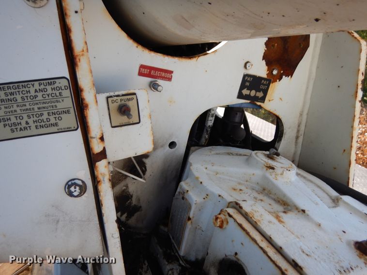 image for item JQ9249 2001 International 4800  bucket truck