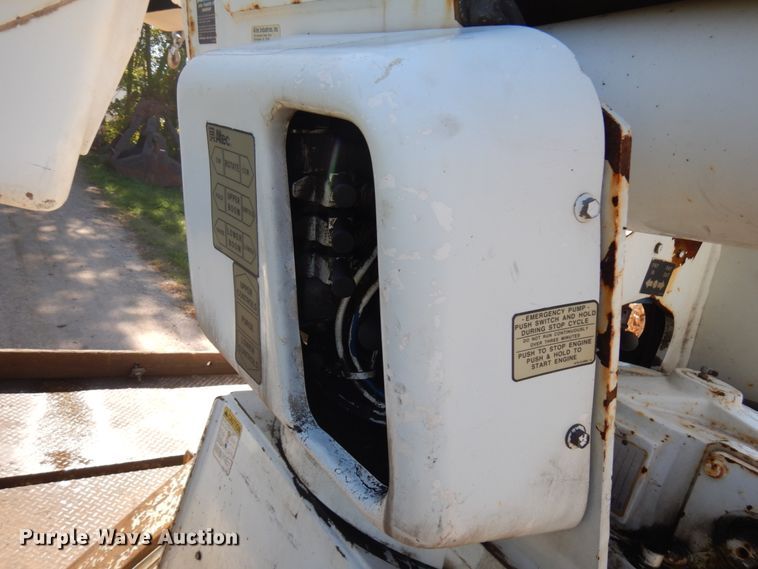 image for item JQ9249 2001 International 4800  bucket truck