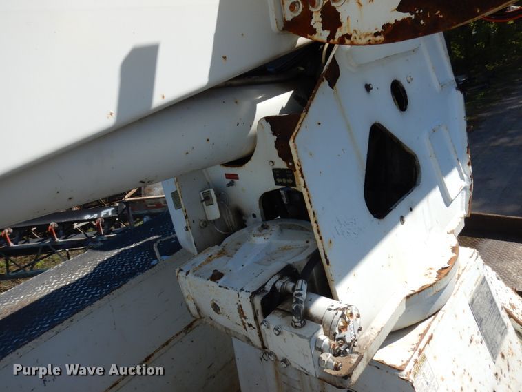 image for item JQ9249 2001 International 4800  bucket truck