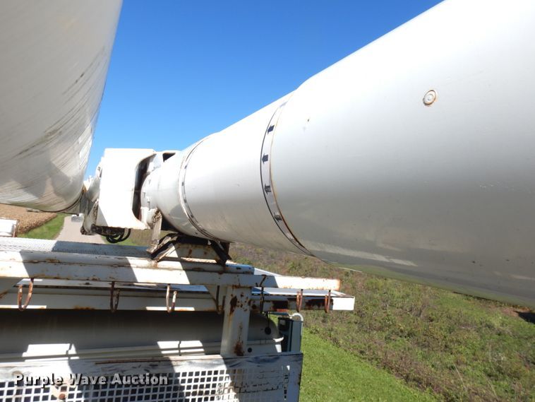 image for item JQ9249 2001 International 4800  bucket truck