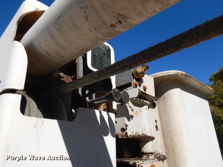 image for item JQ9249 2001 International 4800  bucket truck