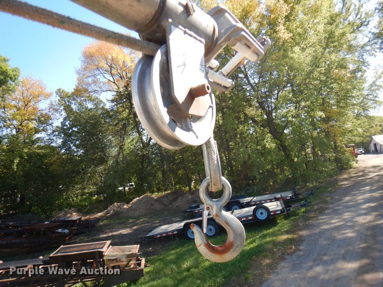 image for item JQ9249 2001 International 4800  bucket truck