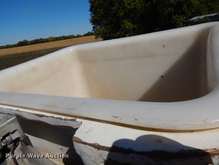 image for item JQ9249 2001 International 4800  bucket truck