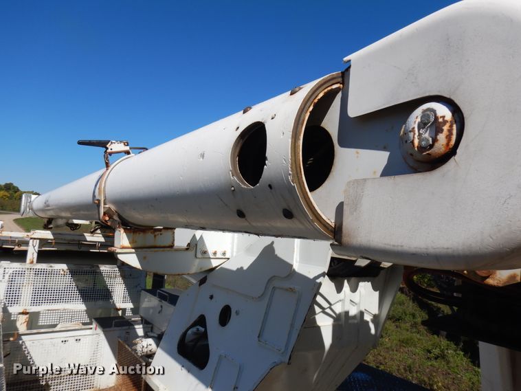 image for item JQ9249 2001 International 4800  bucket truck