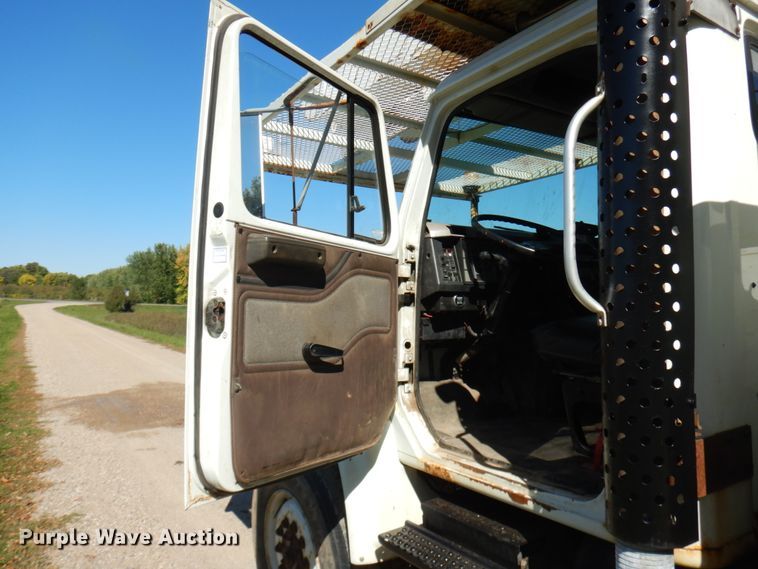 image for item JQ9249 2001 International 4800  bucket truck