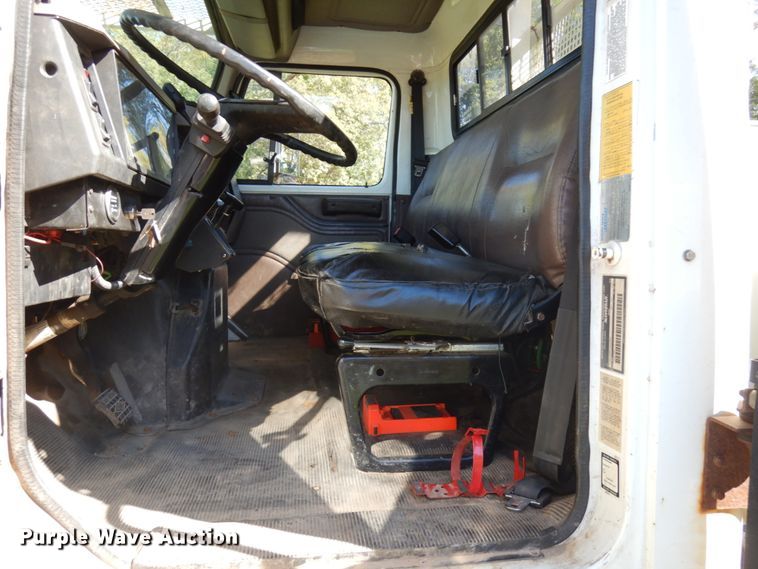 image for item JQ9249 2001 International 4800  bucket truck