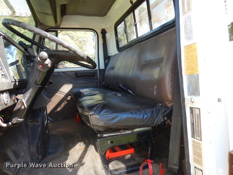 image for item JQ9249 2001 International 4800  bucket truck