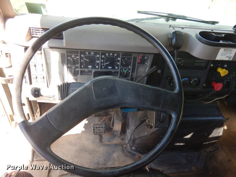 image for item JQ9249 2001 International 4800  bucket truck