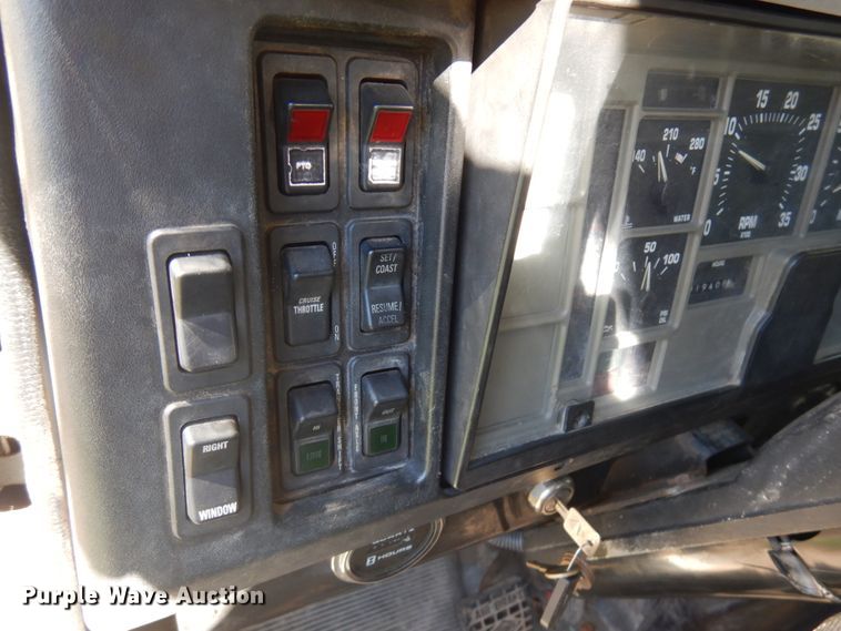 image for item JQ9249 2001 International 4800  bucket truck