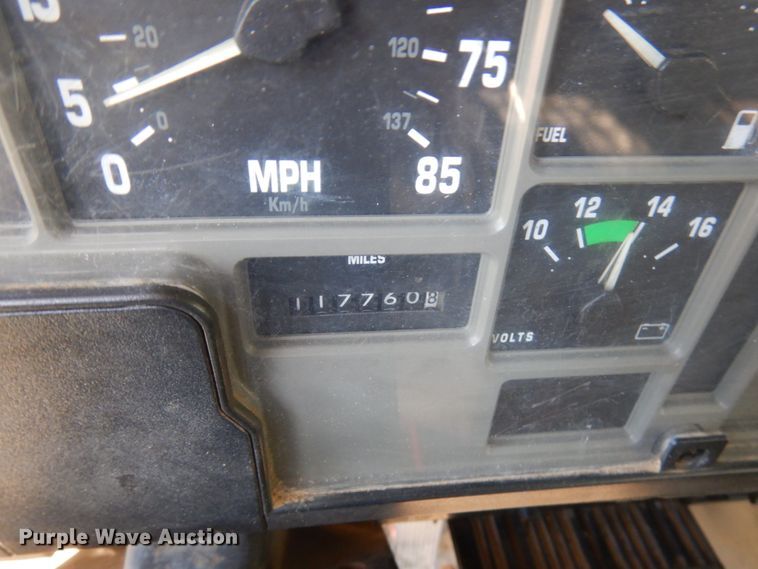 image for item JQ9249 2001 International 4800  bucket truck