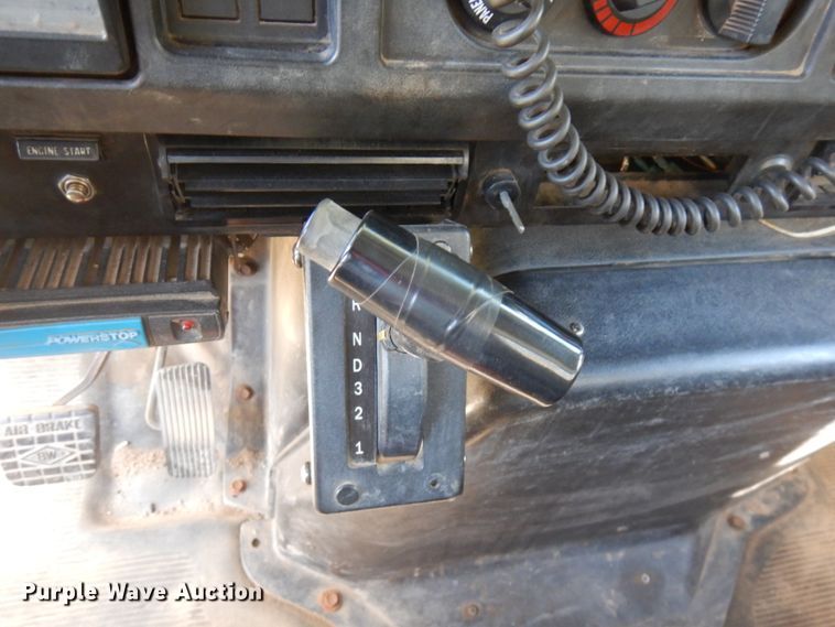 image for item JQ9249 2001 International 4800  bucket truck