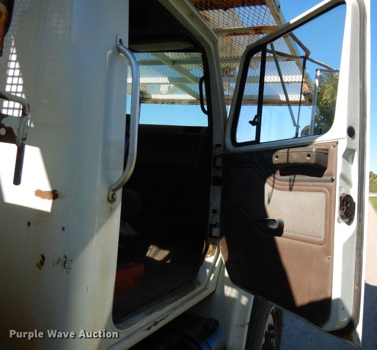 image for item JQ9249 2001 International 4800  bucket truck