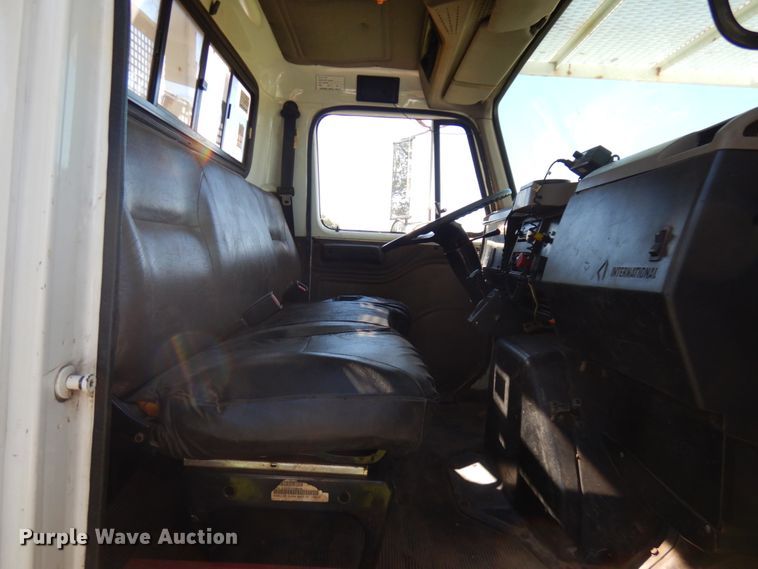 image for item JQ9249 2001 International 4800  bucket truck