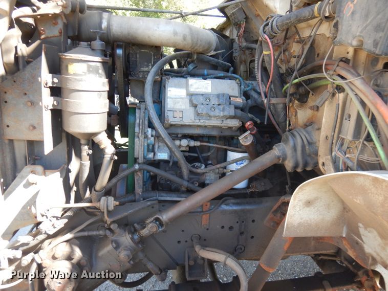 image for item JQ9249 2001 International 4800  bucket truck