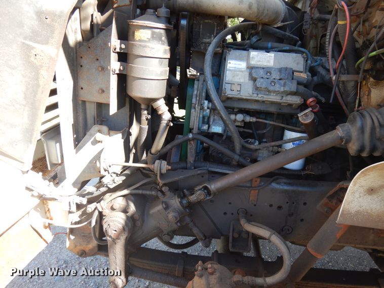 image for item JQ9249 2001 International 4800  bucket truck