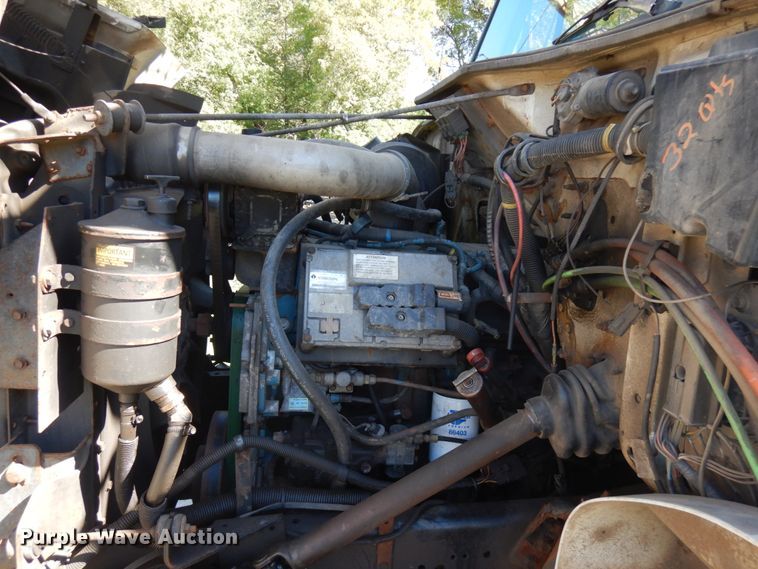 image for item JQ9249 2001 International 4800  bucket truck