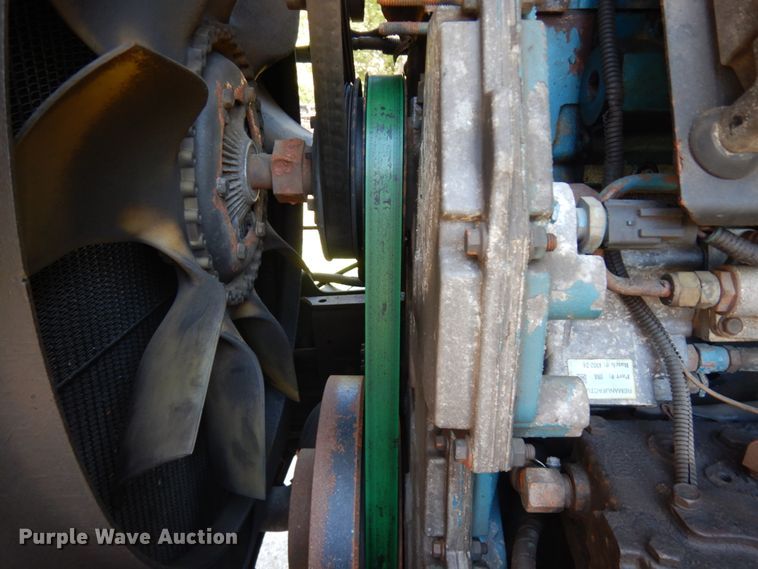 image for item JQ9249 2001 International 4800  bucket truck