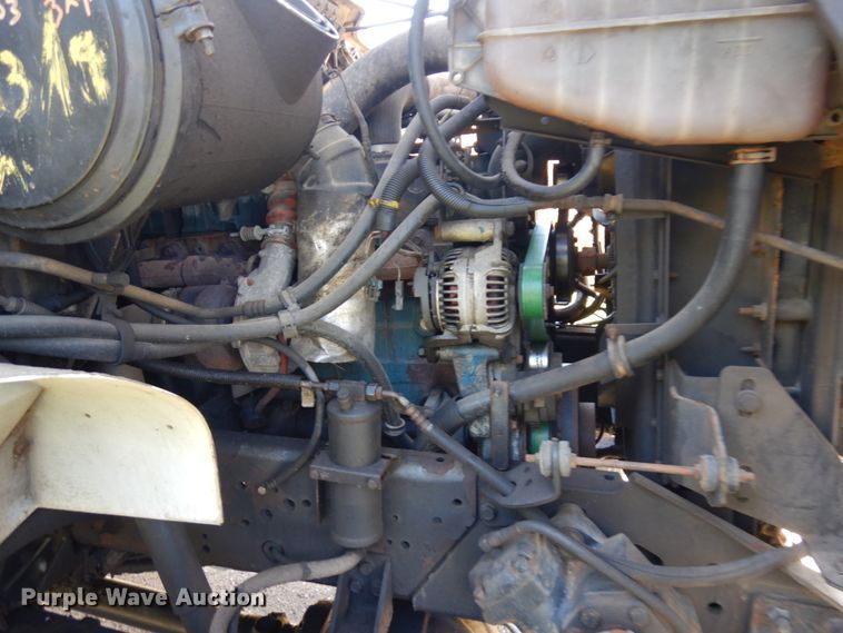 image for item JQ9249 2001 International 4800  bucket truck