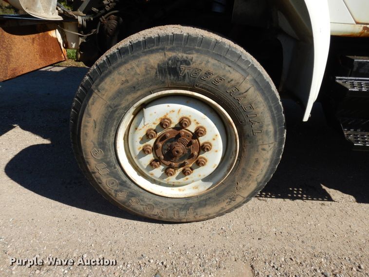 image for item JQ9249 2001 International 4800  bucket truck