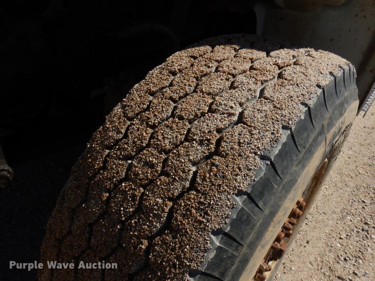 image for item JQ9249 2001 International 4800  bucket truck