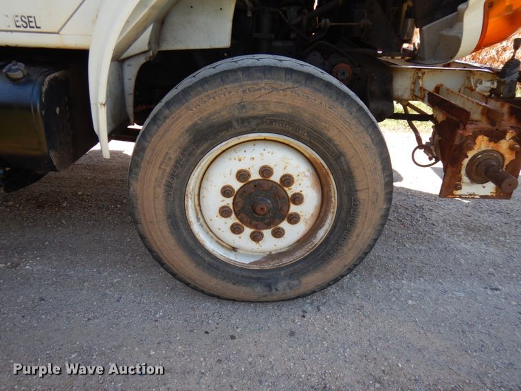 image for item JQ9249 2001 International 4800  bucket truck