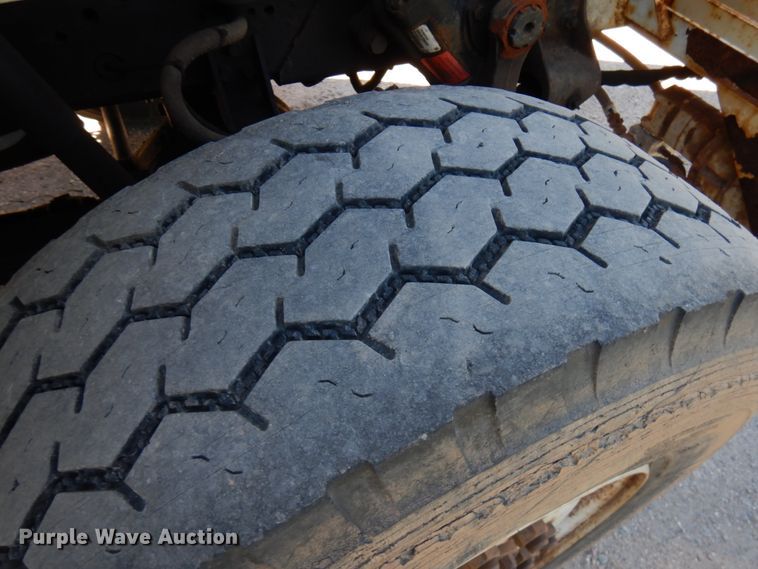 image for item JQ9249 2001 International 4800  bucket truck