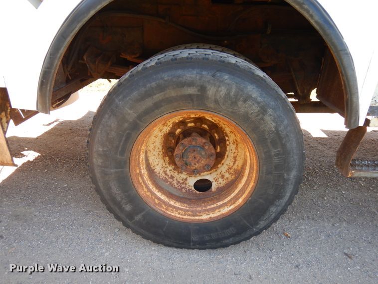 image for item JQ9249 2001 International 4800  bucket truck