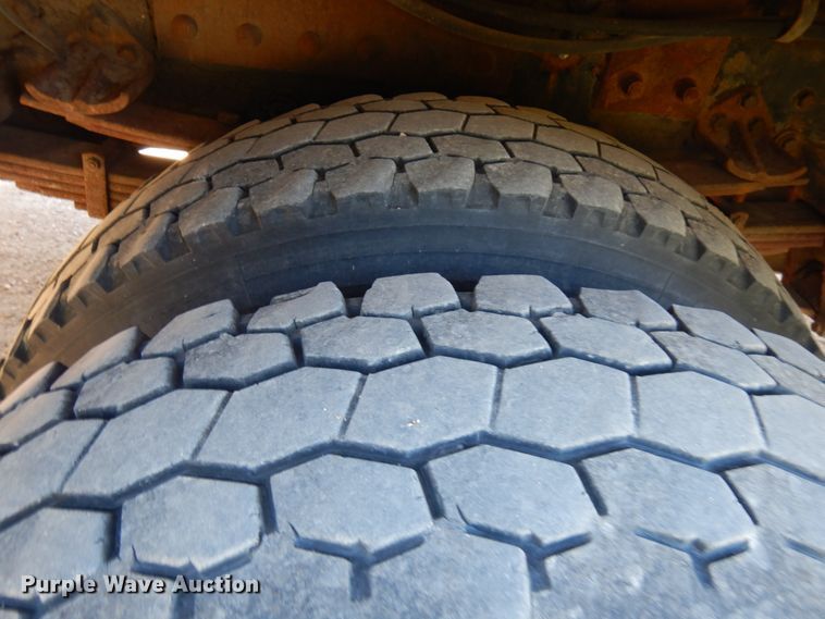 image for item JQ9249 2001 International 4800  bucket truck