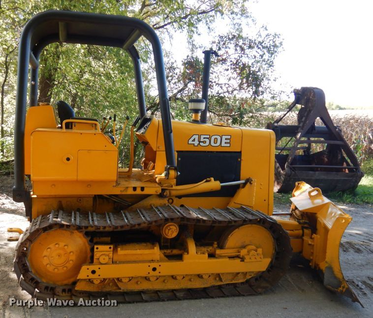 image for item JQ9260 1986 John Deere 450E  dozer
