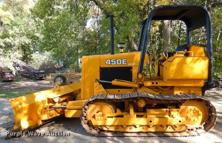 image for item JQ9260 1986 John Deere 450E  dozer