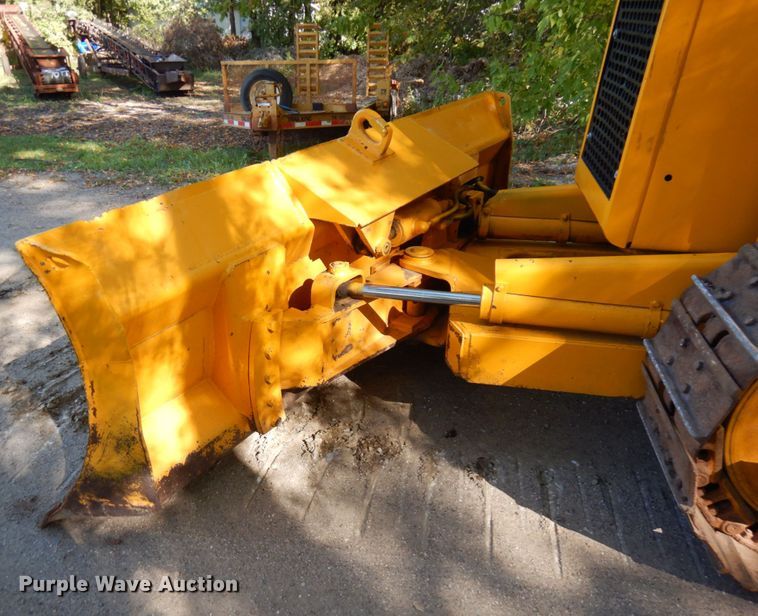 image for item JQ9260 1986 John Deere 450E  dozer