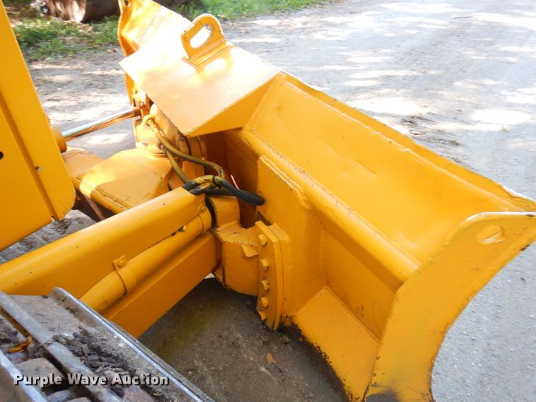 image for item JQ9260 1986 John Deere 450E  dozer