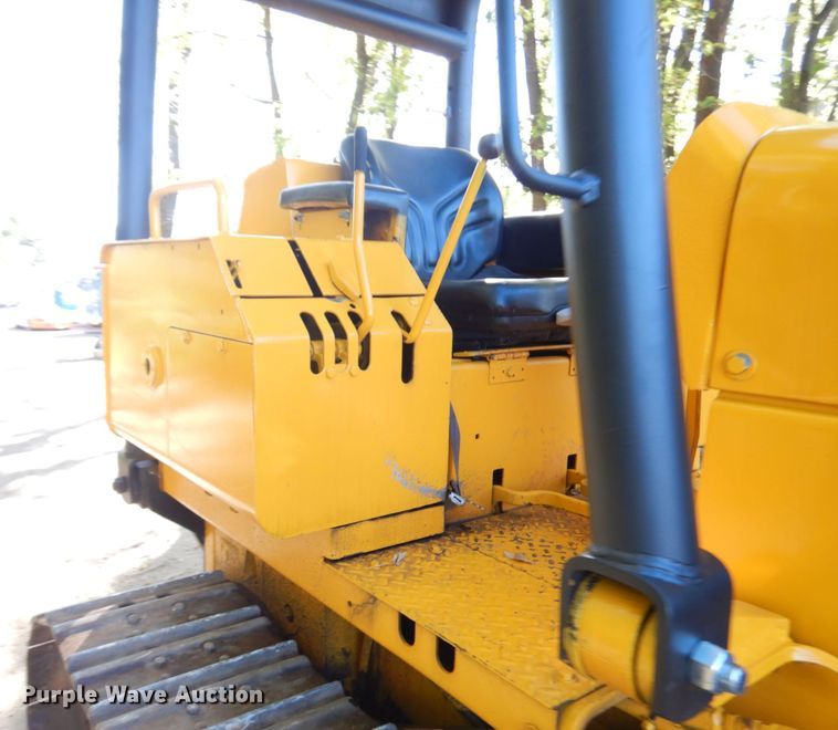 image for item JQ9260 1986 John Deere 450E  dozer
