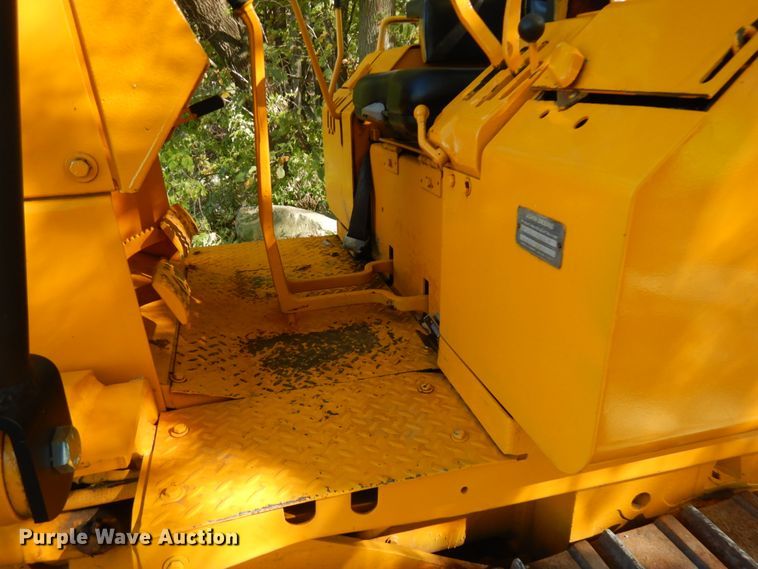 image for item JQ9260 1986 John Deere 450E  dozer