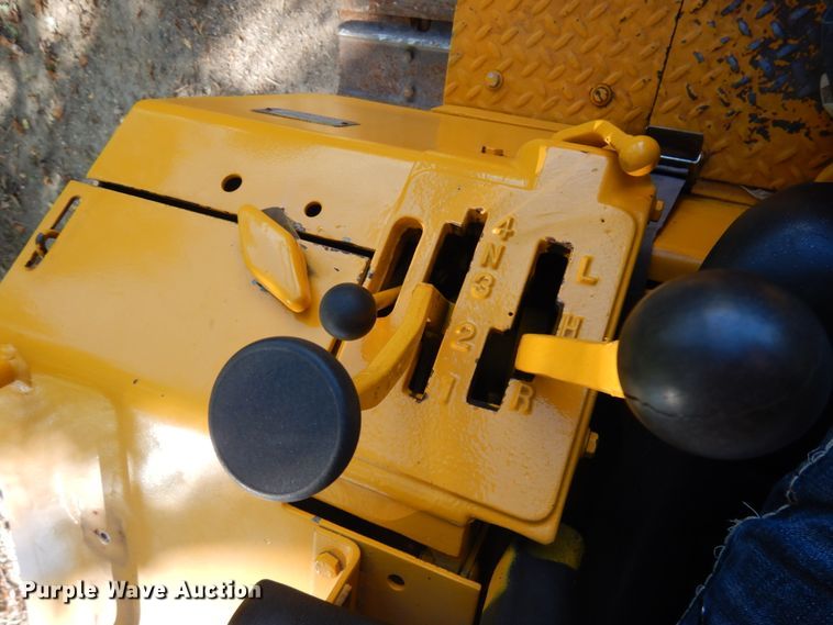 image for item JQ9260 1986 John Deere 450E  dozer