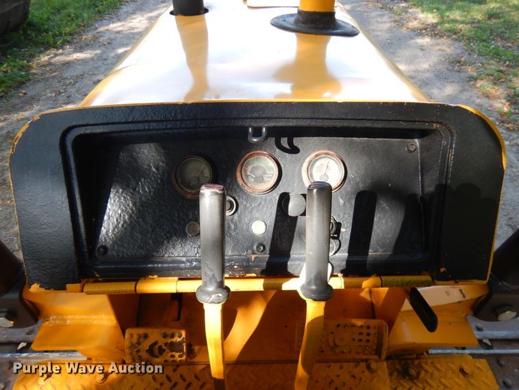 image for item JQ9260 1986 John Deere 450E  dozer