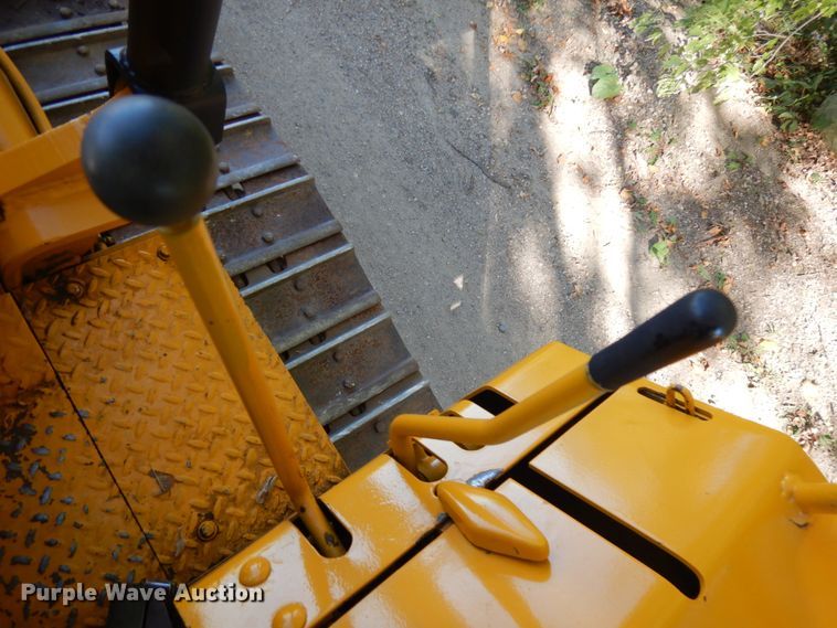 image for item JQ9260 1986 John Deere 450E  dozer