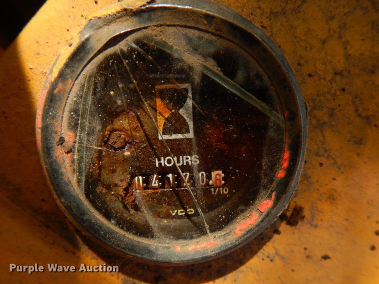 image for item JQ9260 1986 John Deere 450E  dozer