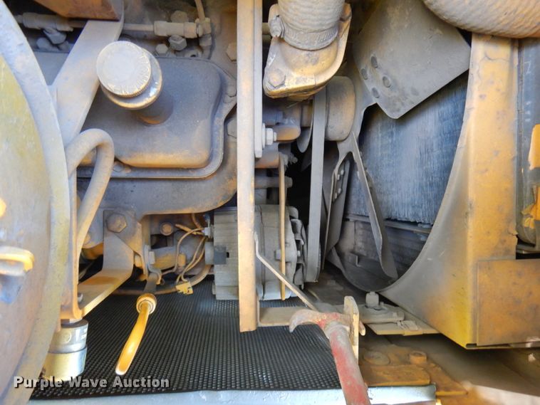 image for item JQ9260 1986 John Deere 450E  dozer