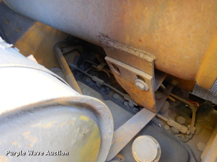 image for item JQ9260 1986 John Deere 450E  dozer