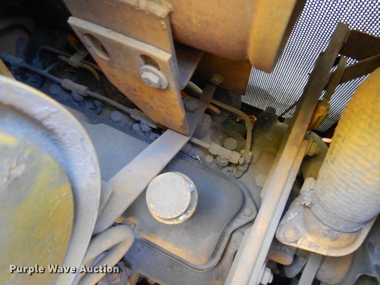 image for item JQ9260 1986 John Deere 450E  dozer