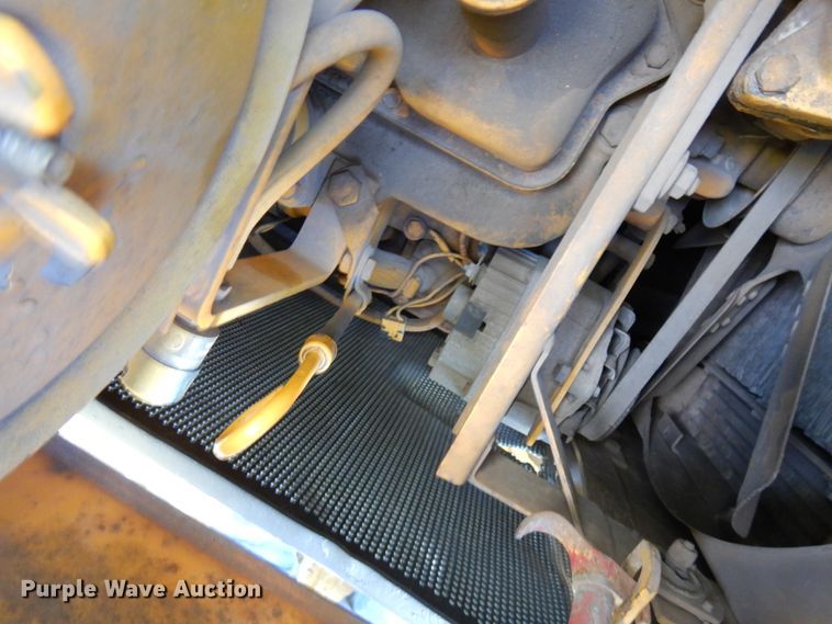 image for item JQ9260 1986 John Deere 450E  dozer