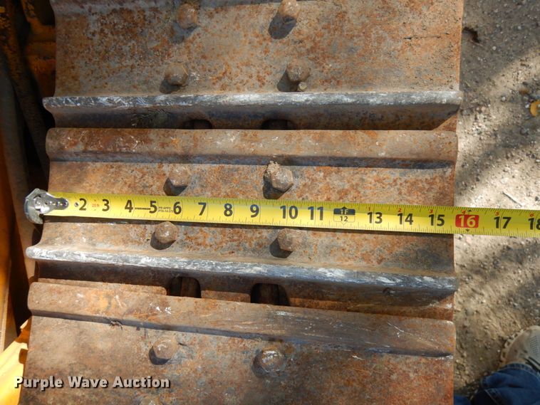 image for item JQ9260 1986 John Deere 450E  dozer